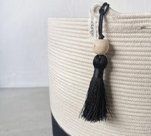 Load image into Gallery viewer, Tassels – Black (Medium)